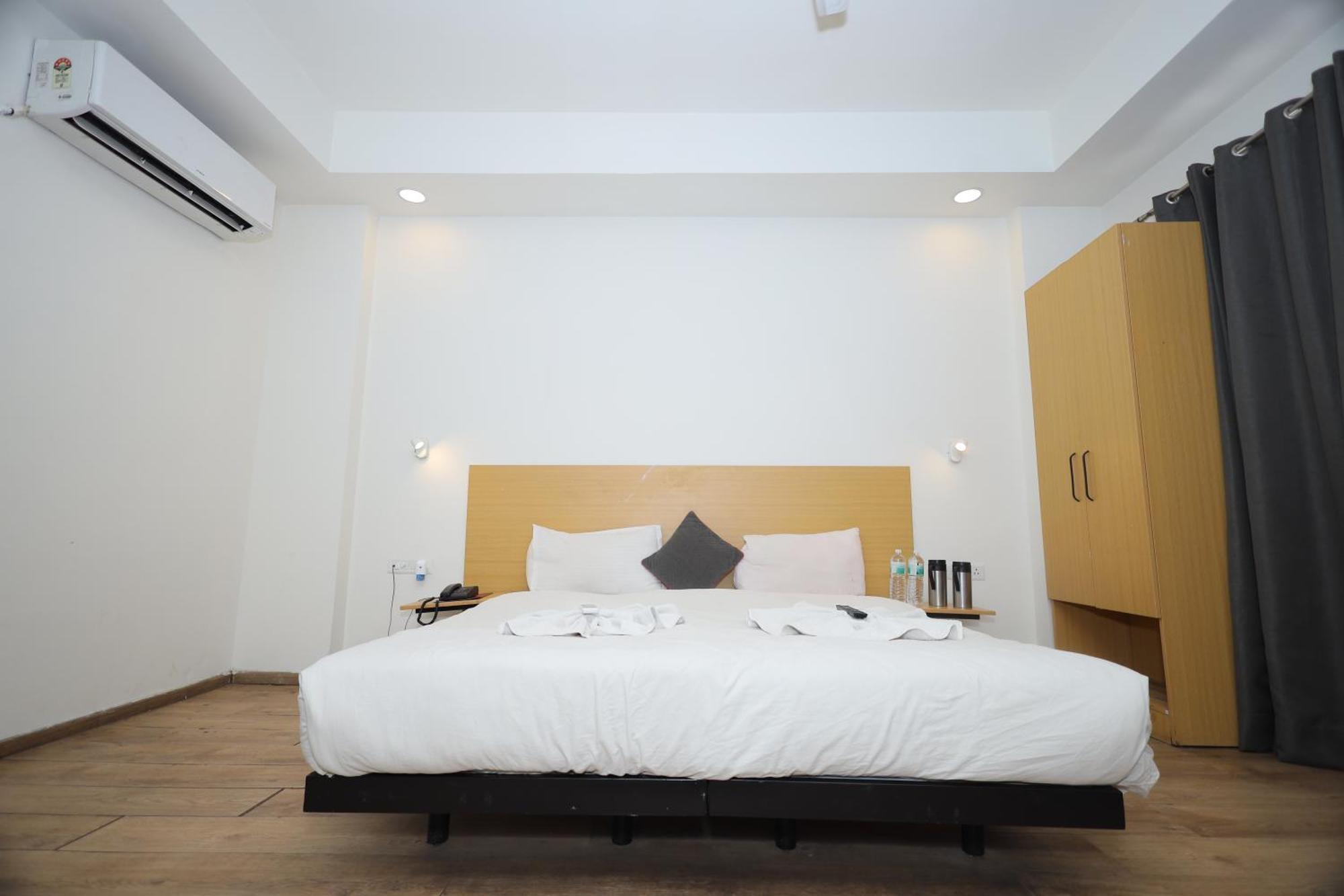 Hotel Wedlock Near Artemis Hospital Gurgaon Dış mekan fotoğraf