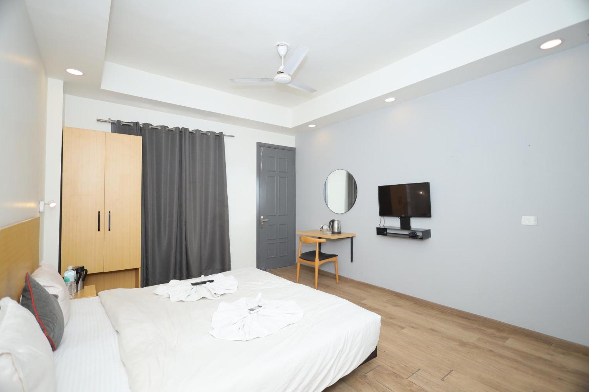 Hotel Wedlock Near Artemis Hospital Gurgaon Dış mekan fotoğraf